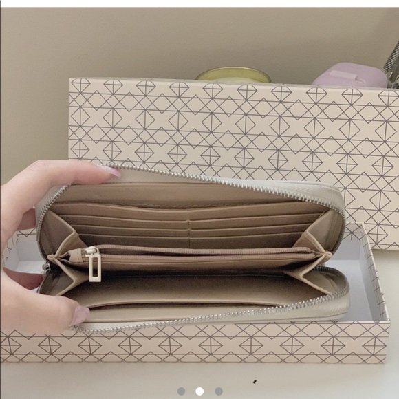 [3 for $50] Guess wallet - Picture 2 of 3